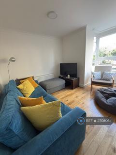 1 bedroom in a flat share to rent, Kite House, London, SW11