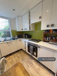 1 bedroom in a flat share to rent, Kite House, London, SW11