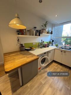 1 bedroom in a flat share to rent, Kite House, London, SW11