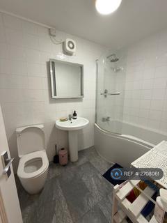 1 bedroom in a flat share to rent, Kite House, London, SW11
