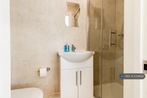 1 bedroom in a house share to rent, Henry Road, Slough, SL1