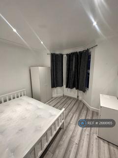 1 bedroom in a house share to rent, Luna Road, London, CR7
