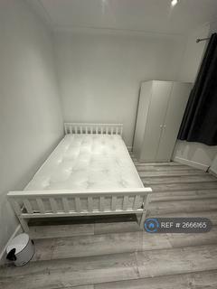 1 bedroom in a house share to rent, Luna Road, London, CR7