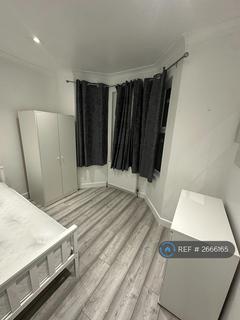 1 bedroom in a house share to rent, Luna Road, London, CR7