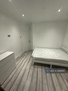 1 bedroom in a house share to rent, Luna Road, London, CR7