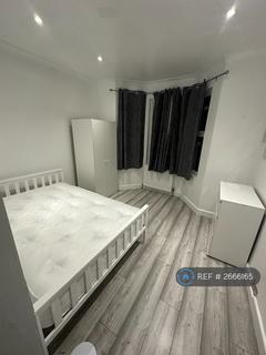 1 bedroom in a house share to rent, Luna Road, London, CR7