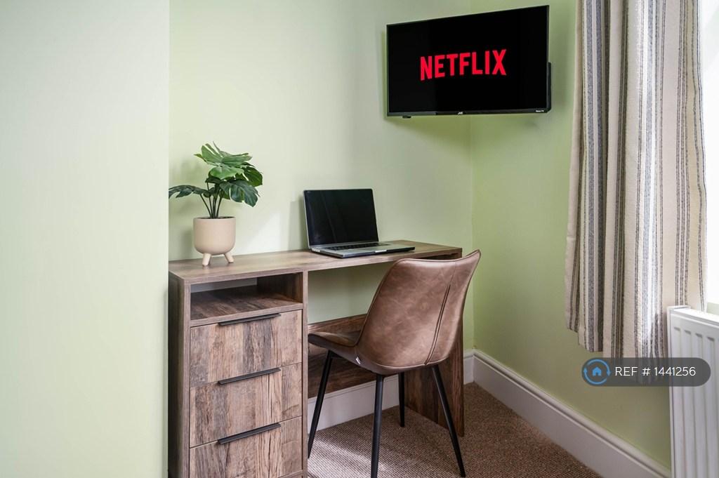 Rooom 4 Tv And Desk
