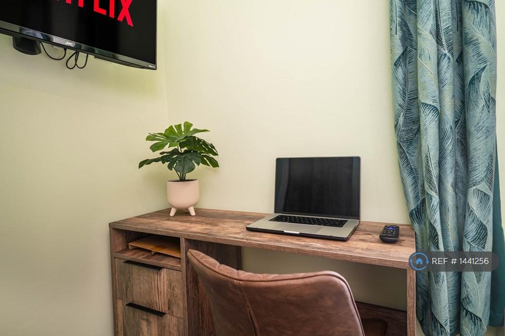 Room6 Desk And Tv