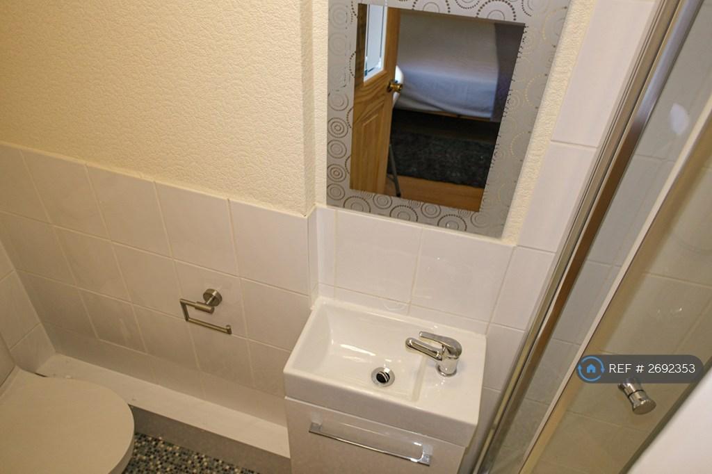 Bedroom 5 Ensuite