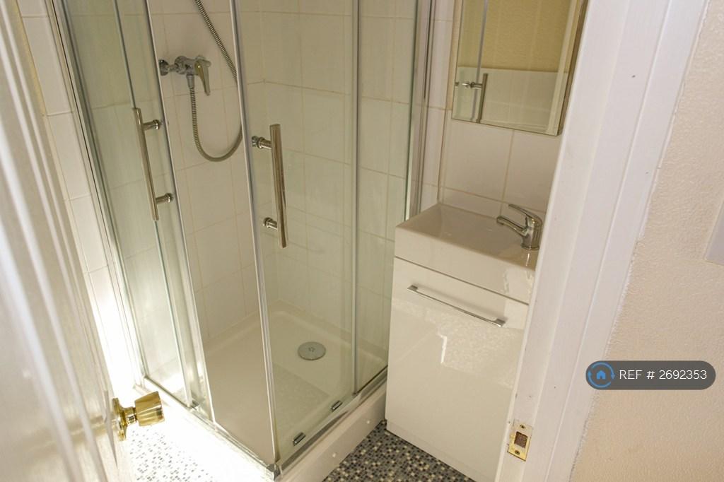 Bedroom 6 Ensuite