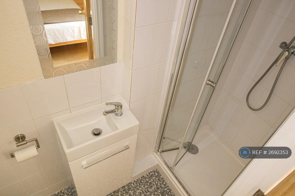 Bedroom 7 Ensuite