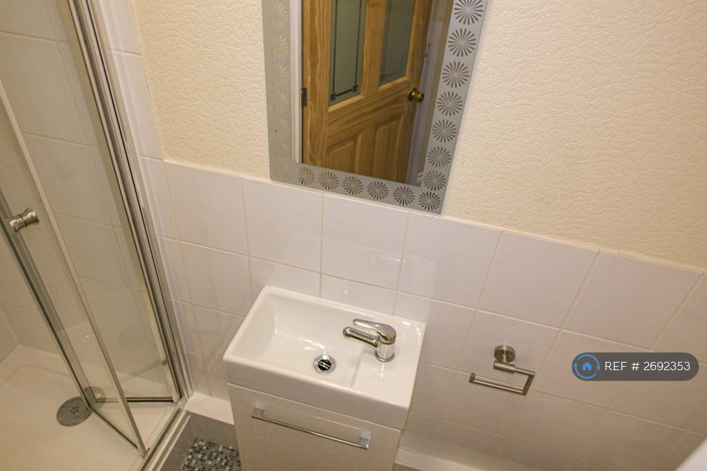 Bedroom 8 Ensuite