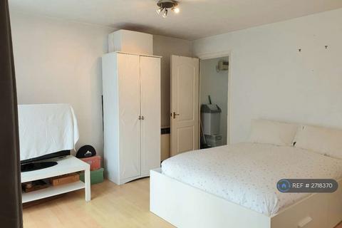 1 bedroom flat to rent, Parkview Court, London, SW18
