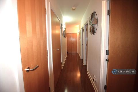 2 bedroom flat to rent, Riverview Court, London, E14