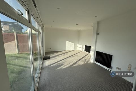 3 bedroom terraced house to rent, Robin Way, Guildford, GU2