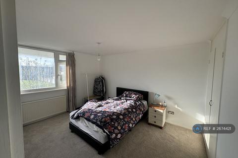 3 bedroom terraced house to rent, Robin Way, Guildford, GU2