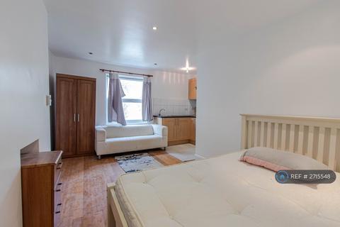 Studio to rent, Emanuel Avenue, London, W3