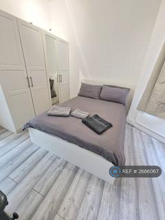 2 bedroom flat to rent, Queens Road, London, SW19