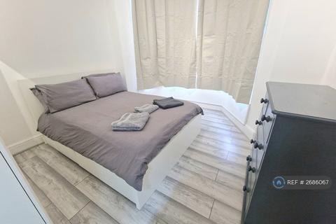 2 bedroom flat to rent, Queens Road, London, SW19