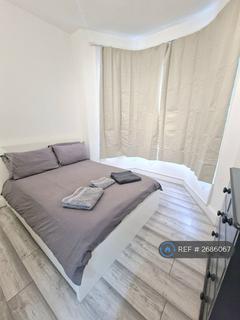 2 bedroom flat to rent, Queens Road, London, SW19