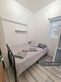 2 bedroom flat to rent, Queens Road, London, SW19