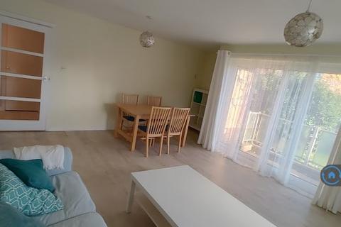2 bedroom flat to rent, Mayfair Court, London, SW19