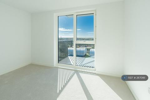 2 bedroom flat to rent, Greenleaf Walk, London, UB1