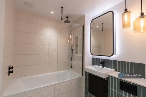 2 bedroom flat to rent, Greenleaf Walk, London, UB1
