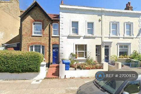 1 bedroom in a house share to rent, Cheltenham Road, London, SE15