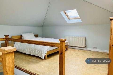 1 bedroom in a house share to rent, Cheltenham Road, London, SE15