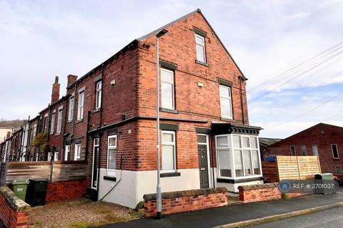 3 bedroom end of terrace house to rent - Plus An Extra Room, Leeds, LS12