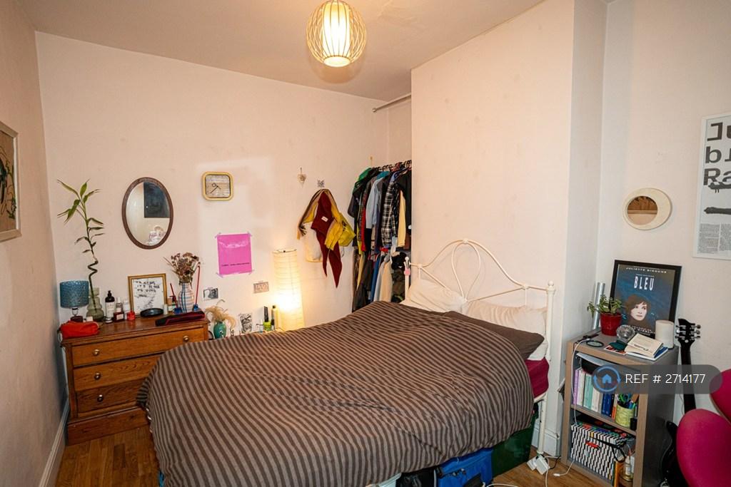 Large Middle Bedroom