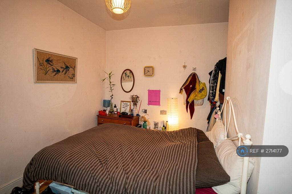 Large Middle Bedroom