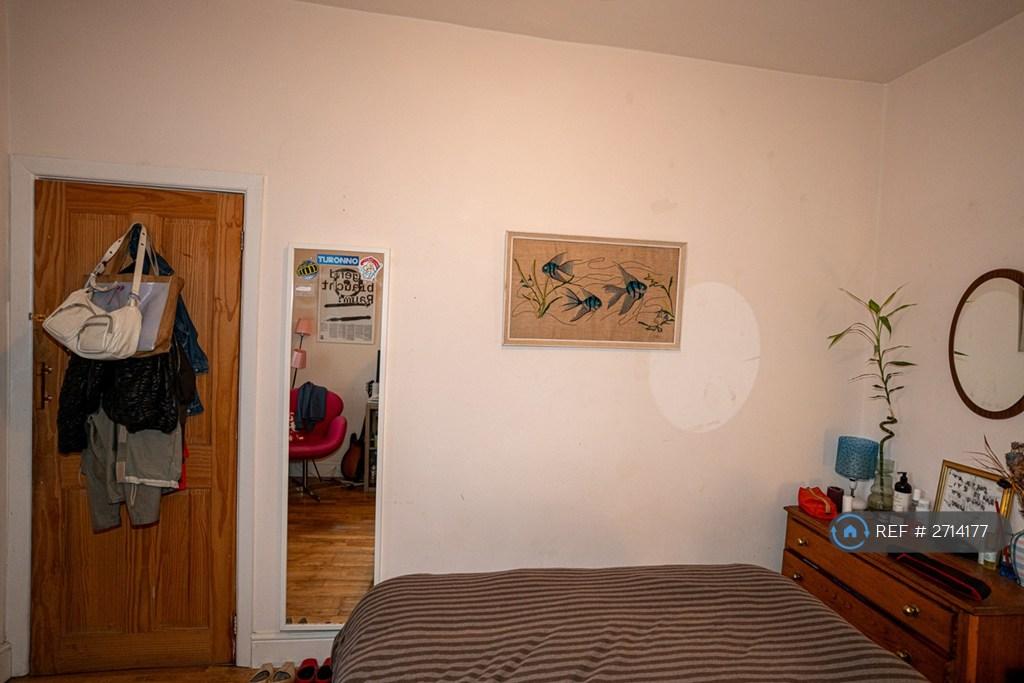 Large Middle Bedroom