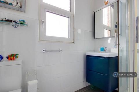 5 bedroom semi-detached house to rent, First Avenue, Enfield, EN1
