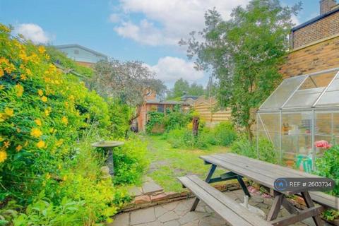 5 bedroom semi-detached house to rent, First Avenue, Enfield, EN1