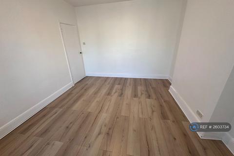 5 bedroom semi-detached house to rent, First Avenue, Enfield, EN1