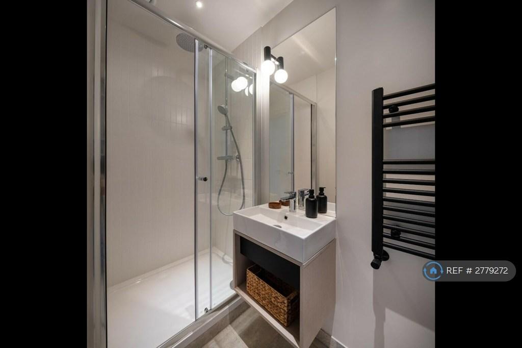 En-Suite Bathroom