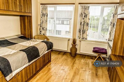 Studio to rent, Fairbanks Road, London, N17