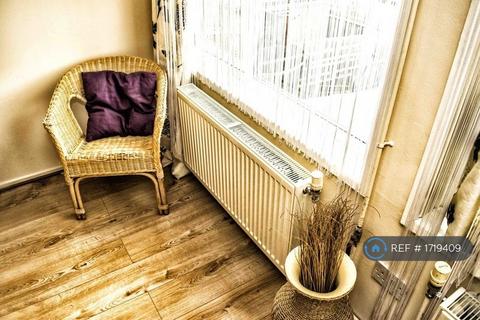 Studio to rent, Fairbanks Road, London, N17