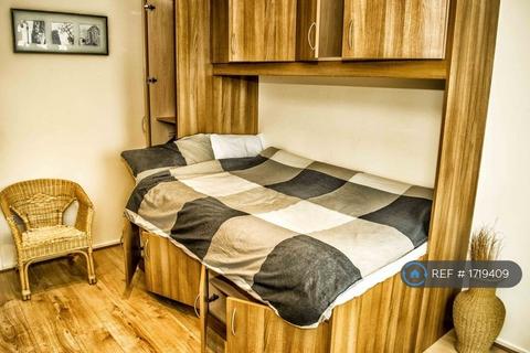 Studio to rent, Fairbanks Road, London, N17