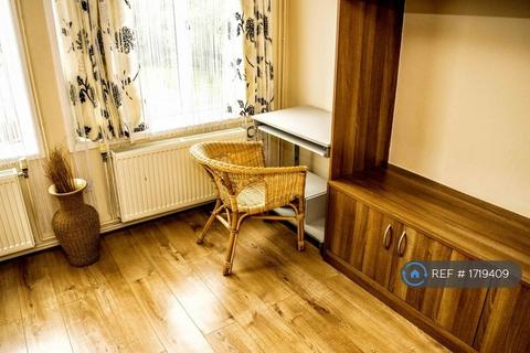 Studio to rent, Fairbanks Road, London, N17