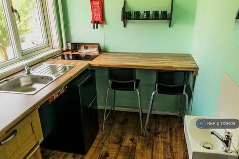 Studio to rent, Fairbanks Road, London, N17