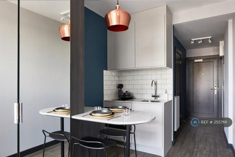 Studio to rent, Crossharbour Plaza, London, E14