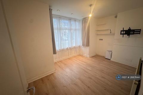 1 bedroom flat to rent, Percy Road, Hampton, TW12