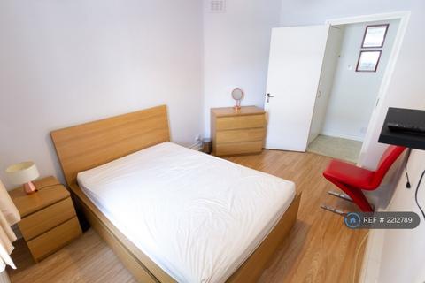 1 bedroom in a flat share to rent, Pilton Place, London, SE17
