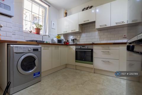 1 bedroom in a flat share to rent, Pilton Place, London, SE17