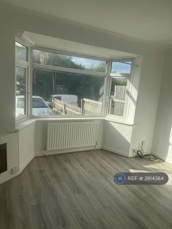 Spacious Large Light Sitting Room
