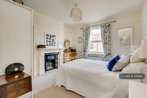 2 bedroom flat to rent, Gorringe Park Avenue, London, CR4