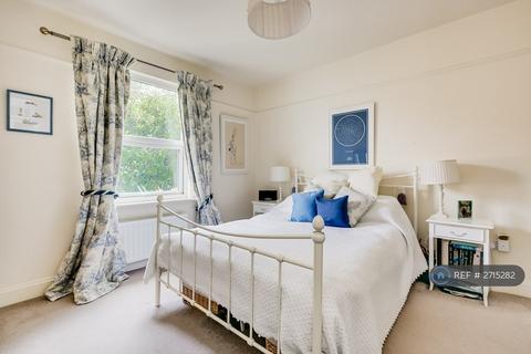 2 bedroom flat to rent, Gorringe Park Avenue, London, CR4